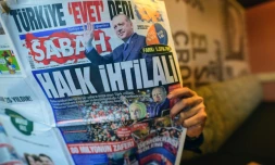 Un homme lit le quotidien Sabah le 17 avril 2017 à Istanbul en Turquie