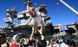 Des familles se réjouissent à l'arrivée du porte-avions américains USS Abraham Lincoln sur la base navale de San Diego, en Californie, le 8 octobre 2026