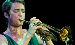 Femme, trompettiste et Néerlandaise: sur la scène salsera, Maite Hontelé arbore un pedigree hors normes, ce qui n'empêche pas cette grande blonde charismatique d'être adoubée par des pointures du genre et de brûler les planches, de Bogota à Séoul.