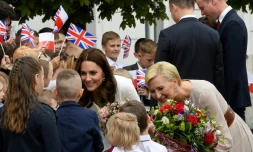 La duchesse de Cambridge Kate Middleton (G) et la femme du président polonais, Agata Kornhauser-Duda (D), reçoivent des fleurs lors d'une cérémonie au palais présidentiel à Varsovie, le 17 juillet 2017