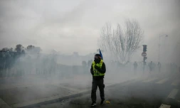 Un "gilet jaune" lors des violences à Paris, sur le quai Anatole France, le 5 janvier 2019