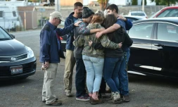 Des personnes prient lors d'une veillée en mémoire des victimes du tueur de Roseburg à Winston, dans l'Oregon, le 3 octobre 2015