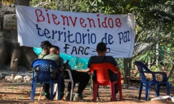 Des membres des Farc à l'entrée d'une zone où les guérilleros doivent se rassembler pour déposer les armes, le 28 février à San Jose de Oriente dans le nord de la Colombie le 28 février 2017