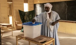 Un électeur vote à Nouakchott lors de la présidentielle, le 29 juin 2024 en Mauritanie
