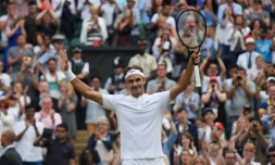 La joie du Suisse Roger Federer après sa victoire face à l'Allemand Mischa Zverev au 3e tour à Wimbedon, le 8 juillet 2017