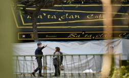 La façade de la salle de concert du Bataclan est encore cachée pour les besoins de l'enquête, le 15 novembre 2015 à Paris