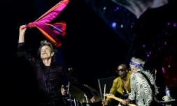 Le chanteur Mick Jagger (g), le batteur Steve Jordan et le guitariste Keith Richards lors d'un concert des Rolling Stones à Décines-Charpieu, dans la banlieue de Lyon, le 19 juillet 2022