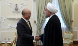 Le directeur général de l'Agence internationale de l'énergie atomique (AIEA) Yukiya Amano rencontre le président iranien Hassan Rouhani, le 29 octobre 2017 à Téhéran (transmise par la présidence iranienne)