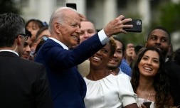 Face au virus, Biden célèbre une victoire, pas la fin de la guerre