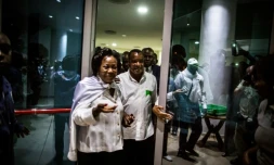 Le président réélu du Congo Denis Sassou Nguesso (D) avec son épouse Antoinette (G) à Brazzaville le 24 mars 2016