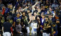 Nikola Jokic (C) et ses coéquipiers fêtent le premier titre NBA de leur franchise des Denver Nuggets après avoir battu le Miami Heat en finale, le 12 juin 2023 à Denver