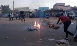 Des manifestants érigent des barricades dans une rue de Khartoum, le 20 novembre 2021