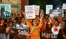 Des étudiants de l'université Banaras Hindu (BHU) lors d'une marche pour condamner le viol et le meurtre d'une jeune médecin à Calcutta, le 20 août 2024 à Varanasi, en Inde 