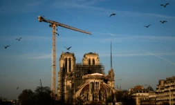 Une grue au-dessus du chantier de reconstruction de Notre-Dame de Paris, le 6 janvier 2020