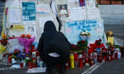 Des fidèles prient pour le pape François devant l'hôpital Gemelli où il est soigné depuis trois semaines d'une double pneumonie, à Rome le 7 mars 2025