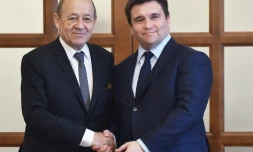 Le ministre ukrainien des Affaires étrangères Pavlo Klimkin (d) et son homologue français Jean-Yves Le Drian, le 23 mars 2018 à Kiev