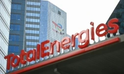 Le logo de TotalEnergies à La Défense, prÚs de Paris, le 28 mai 2021