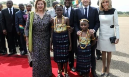 Le président de la Côte d'Ivoire, Alassane Ouattara,son épouse Dominique Ouattara, Emmanuel Macron et son épouse Brigitte Macron, à leur arrivée à Bouaké le 22 décembre 2019