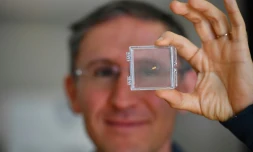 Michael Shpigelmacher, directeur général de Bionaut Labs, tient dans sa main le micro-robot créé par sa start-up à Los Angeles, le 17 mars 2022