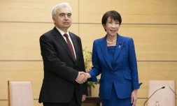 Le directeur de l'Agence internationale de l'énergie (AIE), Fatih Birol et la Première ministre japonaise Sanae Takaichi avant une réunion à Tokyo le 25 mars 2026