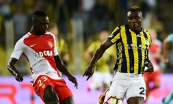 Emmanuel Emenike (d) de Fenerbahçe face à Benjamin Mendy (g) de Monaco, le 27 juillet 2016