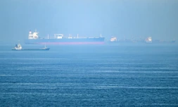 Des navires au large du terminal de Khor Fakkan, dans le golfe dâOman, prĂšs du dĂ©troit d'Ormuz, le 19 juin 2026