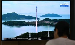 Un écran géant dans une gare de Séoul diffuse des images d'un lancement de fusée par la Corée du Nord, le 24 août 2023