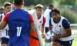 Le centre français Yoram Moefana (d) lors d'un entraînement, à Ruel-Malmaison, le 5 septembre 2023