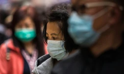 Des passants avec des masques de protection dans les rues de Hong Kong, le 9 février 2020
