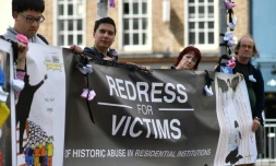 Des manifestants protestent à Dublin contre les abus commis par des ecclésiastiques dans le pays, à l'occasion de la visite du pape, le 25 août 2018