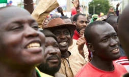 Des manifestants fĂȘtent la chute du prĂ©sident malien Ibrahim Boubacar KeĂŻta le 21 aoĂ»t 2020 Ă Bamako