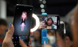 Une femme tient un Samsung Galaxy S9, le 25 février 2018, à la veille du CongrÚs mondial de la téléphonie mobile (MWC) de Barcelone