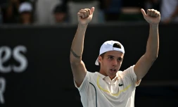 Le joueur de tennis français Arthur Cazaux célÚbre aprÚs sa victoire contre le Néerlandais Tallon Griekspoor lors du 3e tour de l'Open d'Australie à Melbourne, le 20 janvier 2024