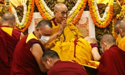 Le dalaï-lama (c) lors d'une priÚre de longue vie qui lui est offerte par ses étudiants et fidÚles dans un temple à McLeod Ganj, prÚs de Dharamsala, le 25 octobre 2023 en Inde