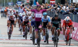 Arnaud Démare lève les bras après avoir franchi en vainqueur la ligne d'arrivée de la 11e étape du Tour d'Italie le 14 octobre 2020 à Rimini