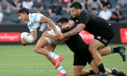 Les Néo-Zélandais Anton Lienert-Brown (c) et Tyrel Lomax tentent de plaquer l'Argentin Santiago Carreras, lors de leur match de Rugby Championship, le 14 novembre 2020 à Sydney