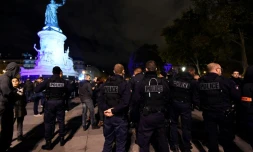 Des policiers encadrent la manifestation de leurs collègues le 19 octobre 2016 place de la République