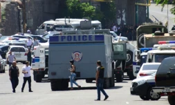 La police armĂ©nienne bloque les rues prĂšs d'un bĂątiment oĂč se dĂ©roule une prise d'otage, le 17 juillet 2016 Ă Erevan