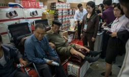 Des Nord-Coréens testent un masseur lors de 13e Foire internationale à Pyongyang, le 25 septembre 2017