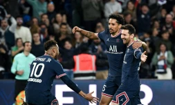 La joie de l'Argentin Lionel Messi, félicité par les Brésiliens Neymar et Marquinhos, après avoir ouvert le score pour le PSG face à Lens, lors de la 34e journée de Ligue 1, le 23 avril 2022 au Parc des Princes