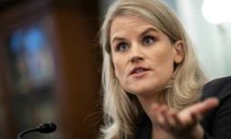 La lanceuse d'alerte Frances Haugen au Congrès américain, le 5 octobre 2021