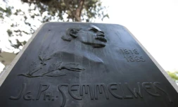 Une plaque commémorative pour le scientifique Ignace Semmelweis qui avait découvert avant Pasteur les bienfaits de l'asepsie, le 28 juin 2018 dans les jardins de l'Hôpital général de Vienne