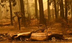 Une voiture brûlée pendant le Dixie Fire près d'Indian Falls le 25 juillet 2021