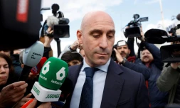 L'ancien président de la fédération espagnole de football, Luis Rubiales (c), entouré par les médias, quitte le tribunal de San Fernando de Henares, à l'est de Madrid, le 11 février 2025
