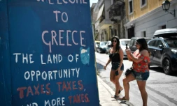 "Bienvenue en Grèce, pays d'opportunités, taxes, taxes et encore des taxes", lit-on sur un mur au centre d'Athènes, le 18 août 2018