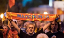 Une manifestante proteste contre l'accord sur le nom de la Macédoine devant le parlement, à Skopje, le 13 juin 2018