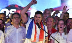 Santiago Peña, tout juste élu président du Paraguay, célÚbre avec les membres de son parti sa victoire, le 30 avril 2023 à Asuncion