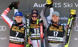 L'Italien Dominik Paris (c) pose sur le podium après avoir remporté le super-G de Bormio, le 29 décembre 2018