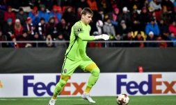 Le gardien ukrainien Andriy Lunin, du FC Zorya Luhansk, contrôle le ballon face à Ostersund FK en Europa League, le 23 novembre 2017 à Östersund en Suède