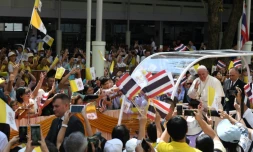 Le pape François salue la foule, le 21 novembre 2019 à Bangkok, en Thaïlande
